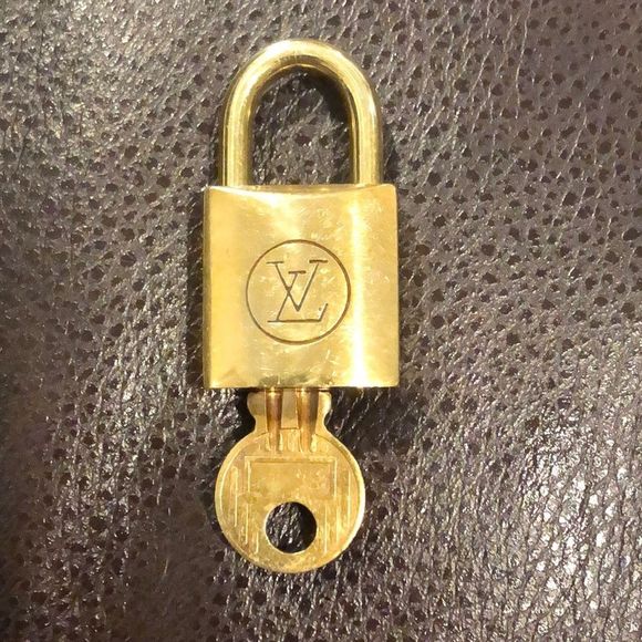 LOUIS VUITTON Vintage 200 Series LV Padlock Lock & Key #225 - Picture 1 of 8
